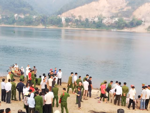 Cơ quan chức năng đang cho thân nhân và các cô giáo tới nhận dạng các nạn nhân.