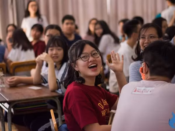 Nhìn bạn ấy kìa, hẳn là vui lắm đây!