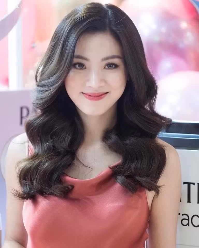 Đôi môi màu hồng vỏ đỗ tông xuyệt tông với váy cho thấy sự tinh tế trong phong cách trang điểm của Baifern.