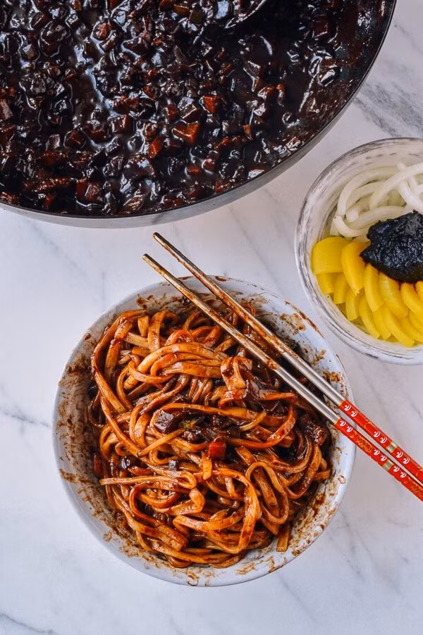 Mì tương đen hay còn gọi là mì Jajang - món ăn thần thánh hay xuất hiện trong các bộ phim truyền hình xứ kim chi.