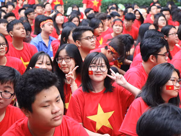 Học sinh Trường THPT Nguyễn Du, TP.HCM trong buổi cổ vũ ủng hộ tuyển thủ Việt Nam trước trận lượt đi chung kết AFF Cup 2018.