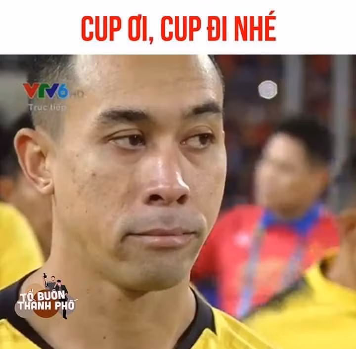 "Cố tỏ ra là mình ổn, nhưng sâu bên trong nước mắt là biển rộng". Ảnh: Tổ buôn thành phố