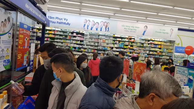 Khách xếp hàng đứng vòng quanh quầy.