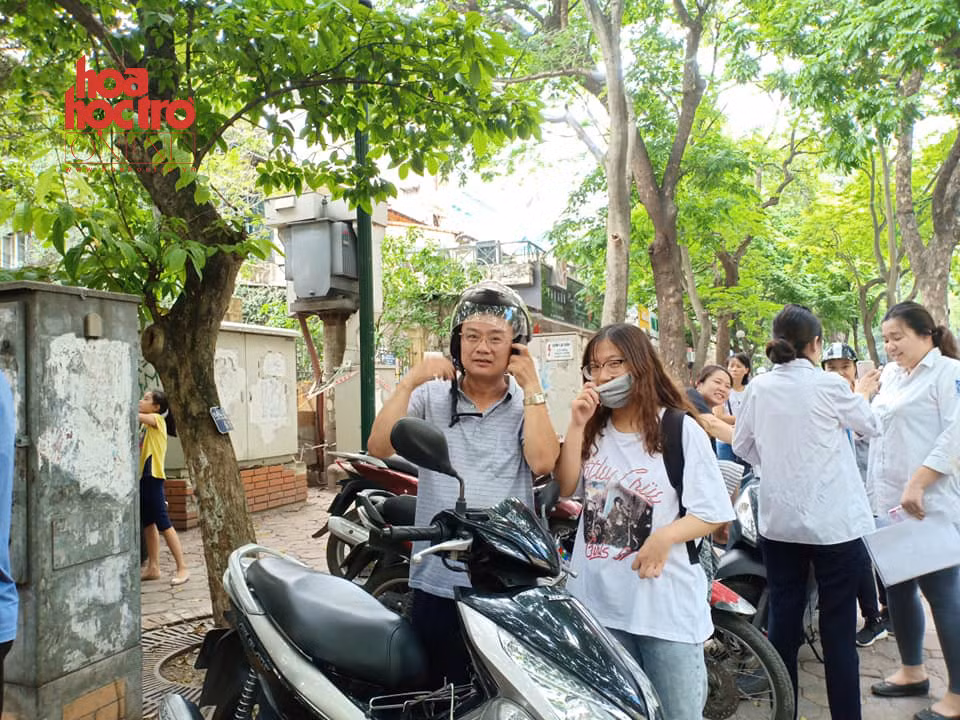Hà Nội: Teen "thở phào" sau môn thi THPT Quốc gia đầu tiên, phụ huynh mừng lo lẫn lộn ảnh 5