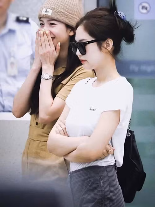 Khi ra sân bay, Black Pink chuộng phong cách cá tính, năng động. Ba lô là món phụ kiện được cả 4 cô nàng thường xuyên sử dụng. Mới đây, Jennie xuất hiện với chiếc ba lô sang chảnh của Chanel, giá 3.400 USD (gần 80 triệu đồng). 