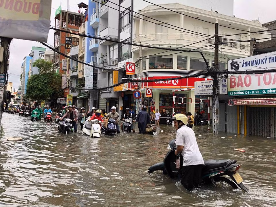 Người dân phải vất vả lội nước để đi làm ngày đầu tuần. (Ảnh: Vu Le Quoc)