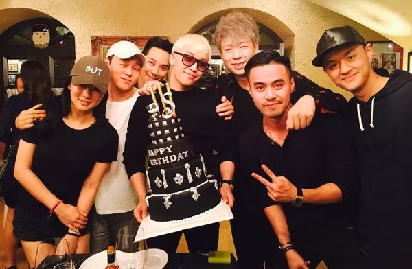 Seung Ri và Denis Đỗ (thứ hai từ phải sang). ẢNH: INSTAGRAM NV.