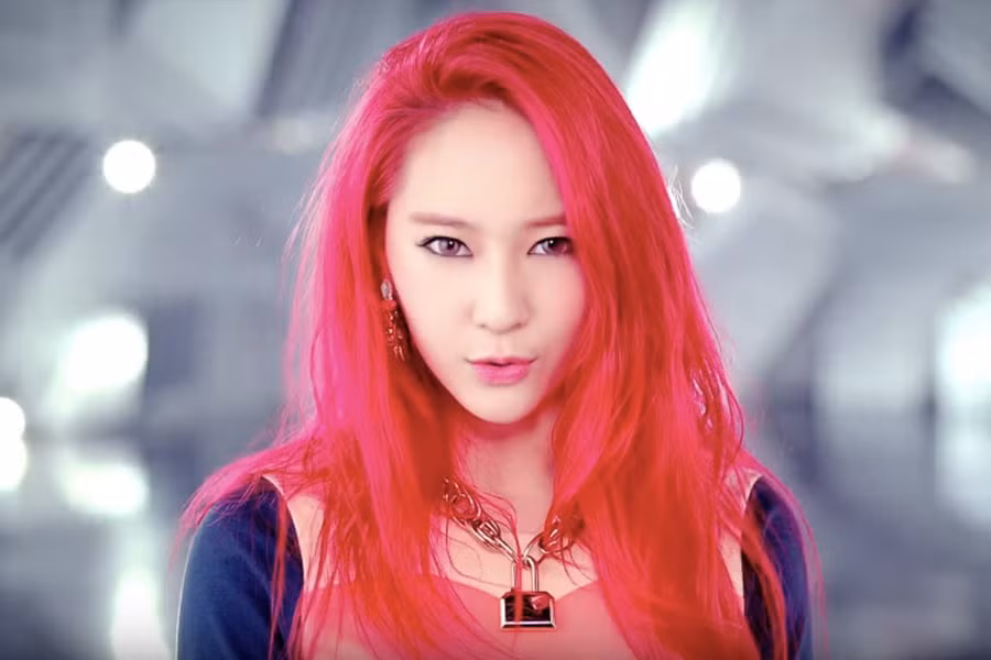 Krystal (f(x)) bình thường sang chảnh lạnh lùng bao nhiêu, thì bỗng trở nên ấm áp như đốm lửa nhỏ nhờ mái tóc đỏ. Khi Krystal nhuộm tóc để quảng bá cho ca khúc Rum Pum Pum Pum cùng f(x), ai cũng đổ gục trước nàng tiên cá phiên bản Krystal.