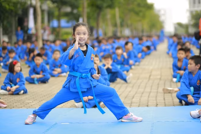 Những gương mặt nhỏ tuổi trong đội hình đồng diễn.