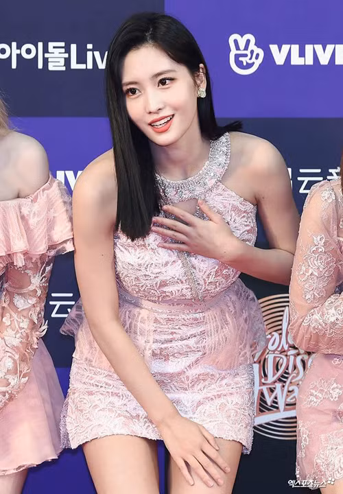 Trước đó, khi tham dự Golden Disk Awards 2020, Momo cũng phải mặc đồ 