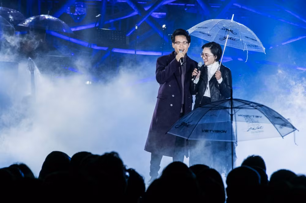 Trở lại sân khấu, Hà Anh Tuấn tiếp tục song ca cùng Nguyên Hà ca khúc Chiếc lá mùa đông, cơn mưa phùn bất chợt của Đà Lạt càng làm cho phần trình diễn này thêm hấp dẫn. Nối tiếp là chuỗi ca khúc Mùa đông của anh, Cơn mưa mùa đông, Nếu như, Nụ hôn đánh rơi, Tự khúc mùa đông và Tiếng gió xôn xao vô cùng ngọt ngào, sâu lắng.