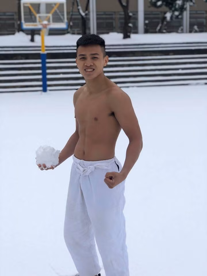 Anh chàng cũng không ngần ngại khoe body săn chắc của mình trong khung cảnh tuyết trắng bao phủ.