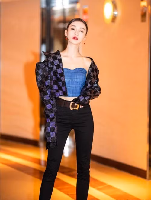 Sau phim Diên Hy Công Lược, tên tuổi Ngô Cẩn Ngôn lên như diều gặp gió. Cô thường xuyên được mời chụp ảnh tạp chí, tham gia sự kiện quảng bá nhãn hàng, khách mời các show thời trang. Nhưng mỗi lần xuất hiện, Ngô Cẩn Ngôn đều khiến mọi người thở dài vì gu thời trang của mình.