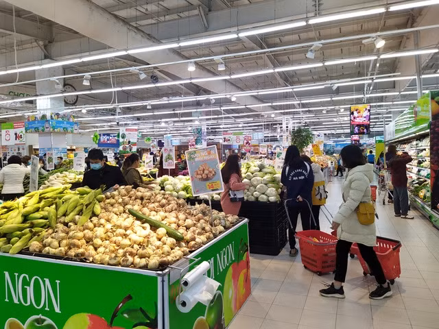 Tại một siêu thị khác, mặt hàng rau, củ, quả vẫn đang tràn ngập, chờ đón khách hàng tới mua.