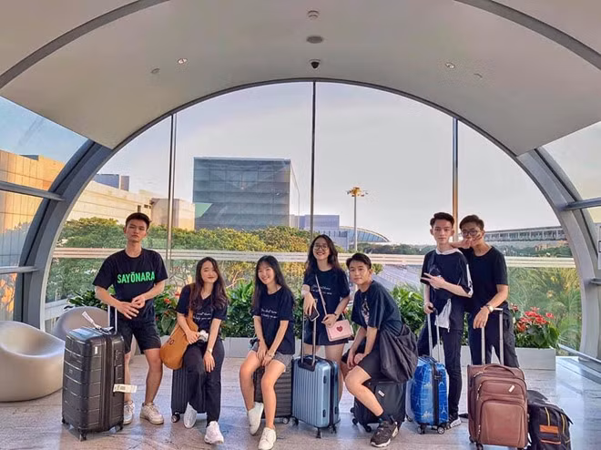 Hội bạn thân 7 người của "hot boy IELTS" Nguyễn Thiện Khiêm đang "gây sốt" trong cộng đồng mạng.