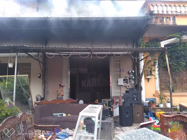 Ngọn lửa thiêu rụi 5 quán karaoke nằm sát nhau. (Ảnh: Hữu Việt)
