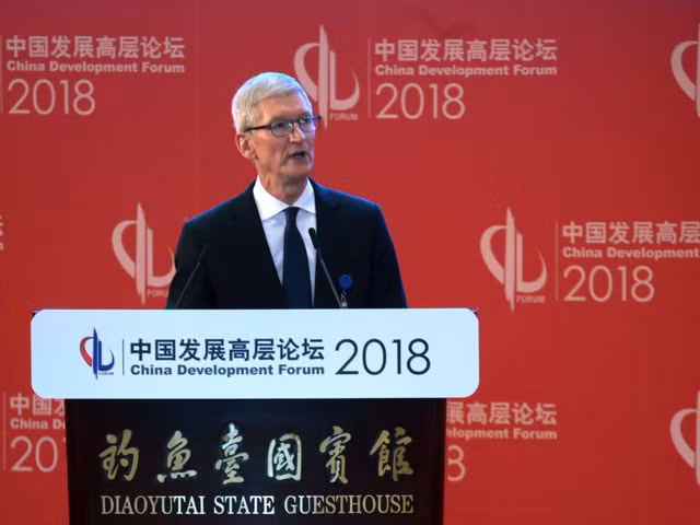 Tim Cook hầu như không đi du lịch và mỗi chuyến đi của ông đều là vì công việc. Trong năm 2017, Apple đã chi ra 93.109USD kinh phí máy bay riêng cho các chuyến đi công tác của Tim Cook.