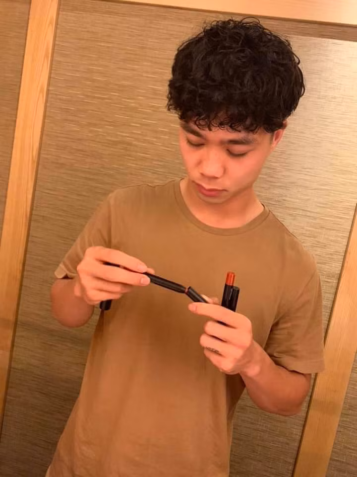 Công Phượng nhìn chăm chú những cây son khiến fan nữ thích thú.