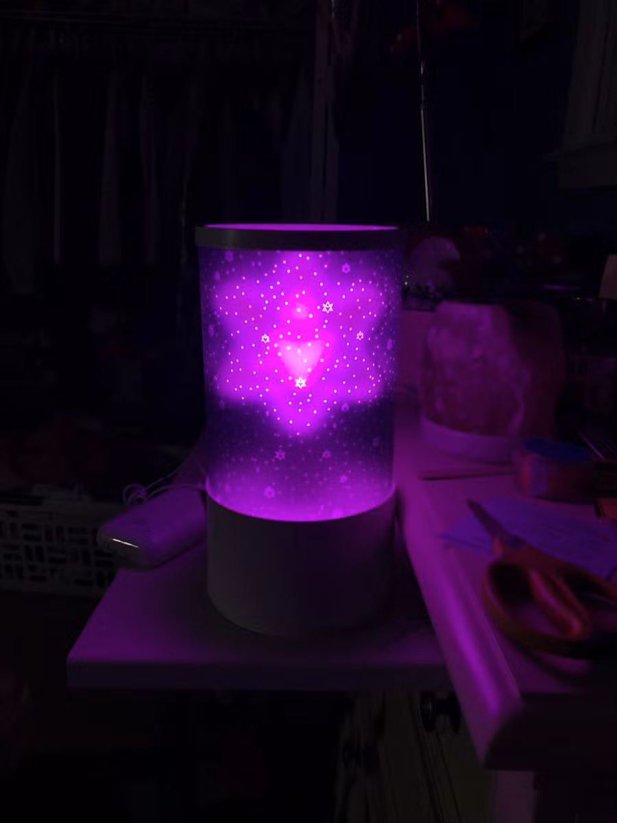 Trong trường hợp nhà chưa có đèn ngủ, thì một chiếc lightstick đẹp mơ màng thế này cũng giúp bạn ngủ ngon hơn nhiều.