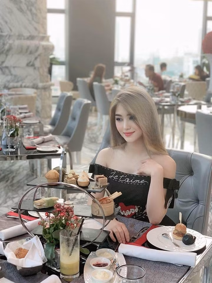 Ngoài thay đổi màu tóc, cô cũng chọn cách make-up sang tông nude, nhẹ nhàng và đắm thắm hơn.