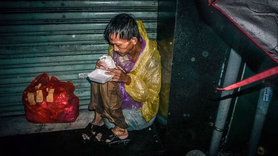 Hình ảnh khiến người ta không khỏi thổn thức khi nghĩ đến những phận người vô gia cư trong đêm mưa bão ở Sài Gòn.