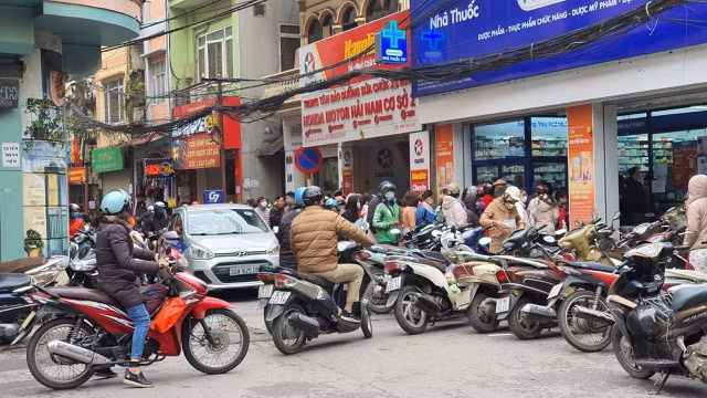 Bãi xe tràn ra cả lòng đường.