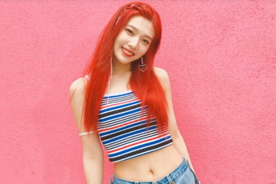 Khi cùng nhóm Red Velvet quảng bá album Red Flavor hồi năm 2017, Joy đã xuất hiện với mái tóc đỏ lấp lánh. Cộng thêm nụ cười rạng rỡ nữa là nàng tiên cá Joy đã khiến các fan muốn tan chảy rồi.