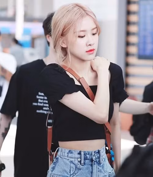 Không cần dát lên người hàng hiệu chục triệu, Rosé vẫn được fan đánh giá cao về phong cách thời trang. Chiếc croptop cô nàng đang diện được fan đua nhau lùng mua vì có giá rất 