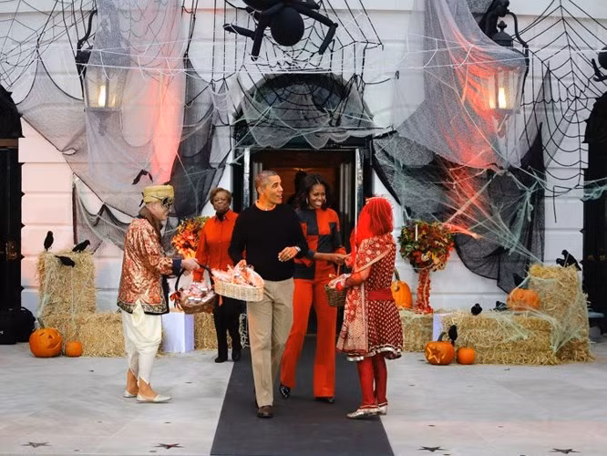 Tổng thống Obama và Đệ nhất phu nhân chào đón các vị khách tới Nhà Trắng trong tiệc Halloween năm 2013.
