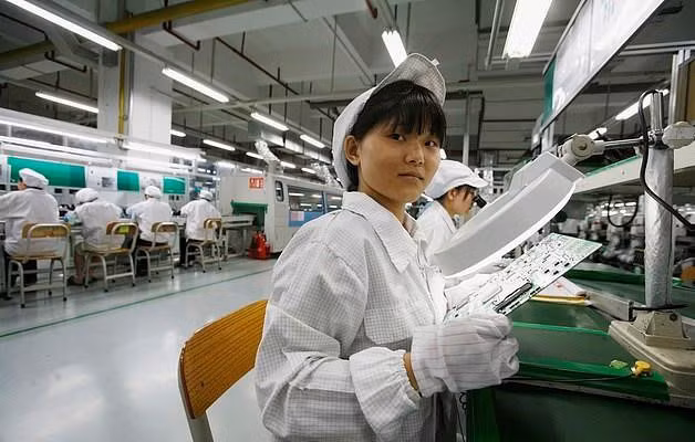 Nếu không làm thêm giờ, các học sinh sẽ không được thực tập. Ảnh: Reuters.