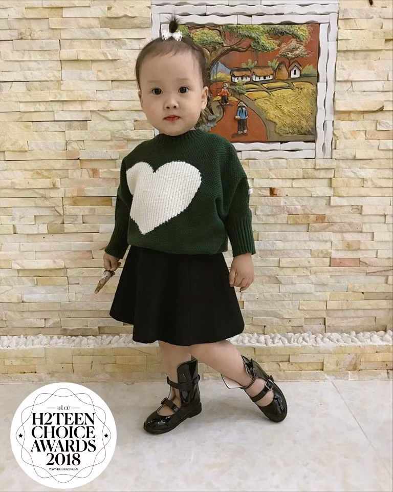 Lọn tóc nhỏ được cột gọn và thắt nơ cũng là một hình ảnh siêu dễ thương khi mọi người nhắc đến Su Su.