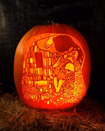 Bức “Nụ hôn” (The Kiss) của Gustav Klimt trên bí ngô rất phù hợp cho buổi hẹn lãng mạn ngày Halloween.