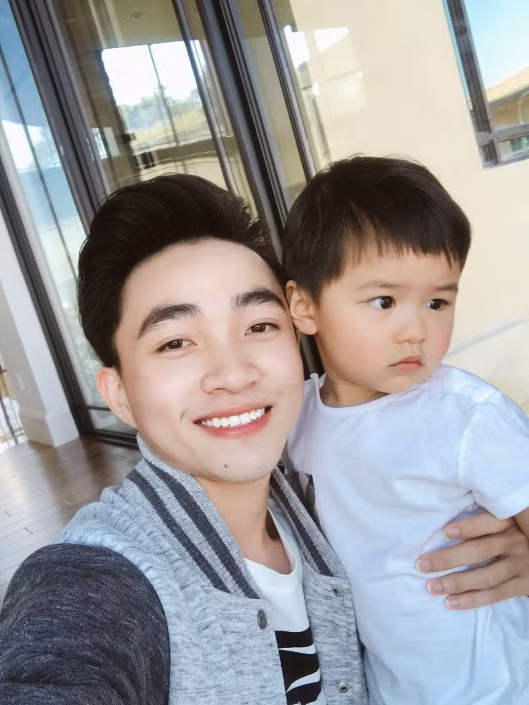 "Anh Bo" Đan Trường tranh thủ về thăm con trai trong chuyến lưu diễn tại Mỹ ảnh 4