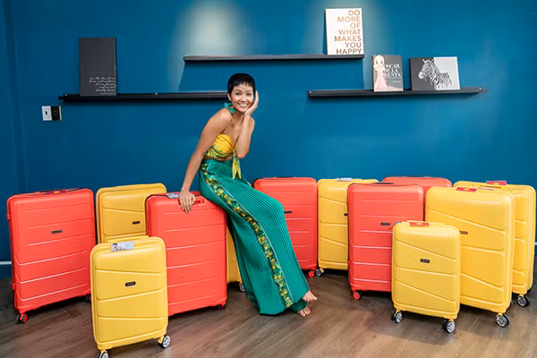 Hành trang đến với Miss Universe của H’Hen Niê là 12 chiếc vali lớn nhỏ với 90 bộ trang phục. Mỗi ngày, cô thay đến 3-4 bộ cho từng hoạt động trong cuộc thi.