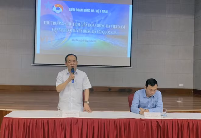 Ông Lê Khánh Hải dặn dò đội U.22 Việt Nam. Ảnh: Đoàn Nhật.