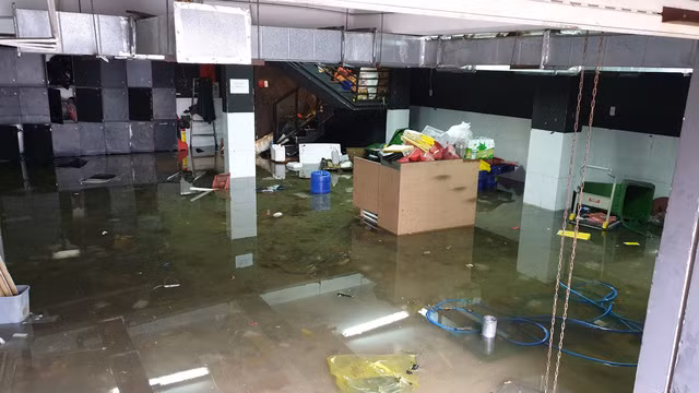 Sau khi bơm hút nước, hầm chung cư toàn rác.