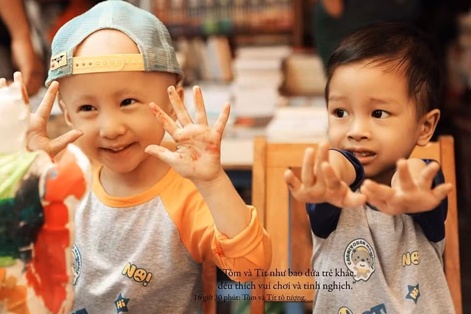 Gương mặt đầy vẻ hồn nhiên, vui tươi của 2 chiến binh nhí khiến người xem không khỏi xúc động và cảm phục.