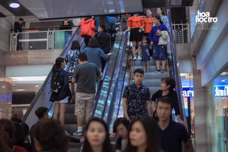 Khung cảnh tấp nập trong trung tâm thương mại.