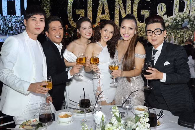 Cặp đôi xuất hiện cùng nhau tại đám cưới của Trường Giang - Nhã Phương.