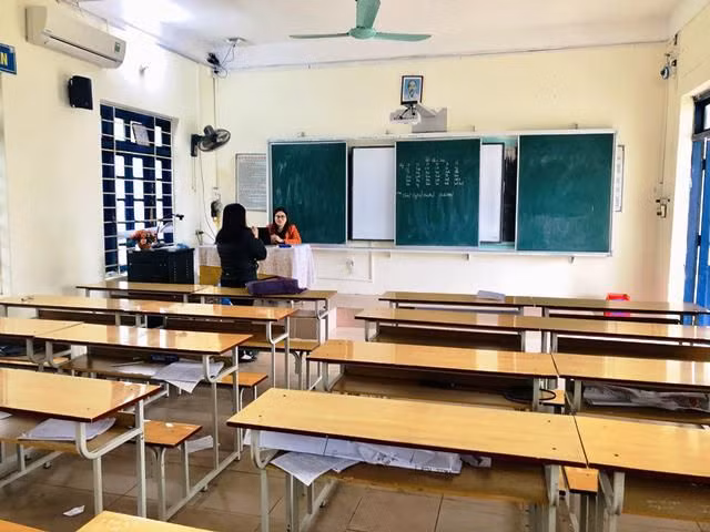 Ngày 25/3, cô giáo đến lớp nhưng học sinh không đến. Ảnh: Báo ND.