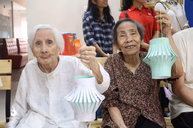 Từ những con người ban đầu xa lạ, sau thành quen, rồi hoá người thương lúc nào không hay.