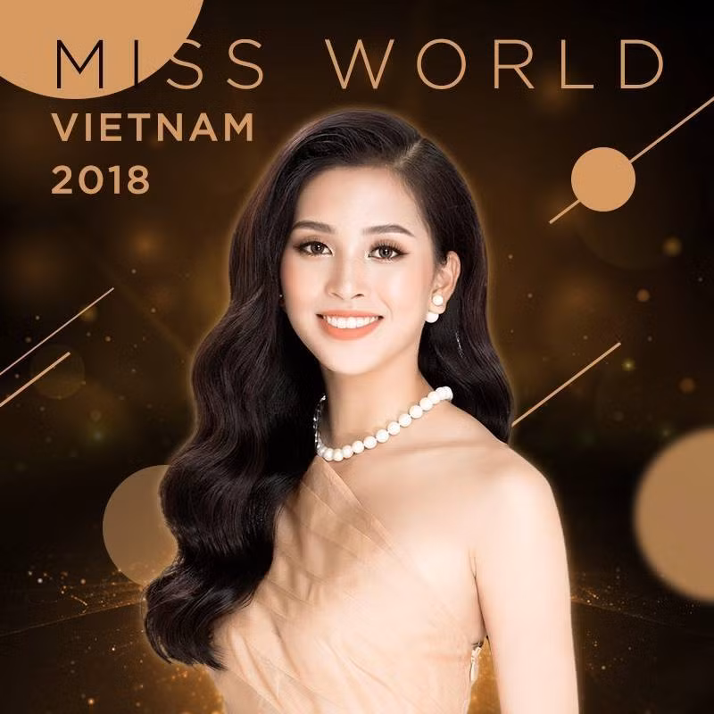 Tiểu Vy đăng quang cuộc thi Hoa hậu Việt Nam 2018 vào tháng 9 khi vừa tròn 18 tuổi. Cô gái đến từ Hội An thu hút khán giả và người đối diện bởi vẻ ngoài sắc sảo cùng nụ cười tỏa nắng.