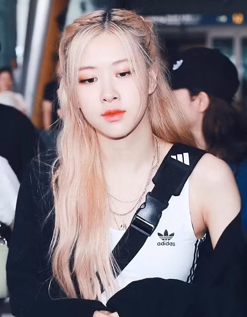 Một chiếc áo tank top thể thao khác có giá 28 USD (gần 650k) cũng được Rosé chọn lựa.