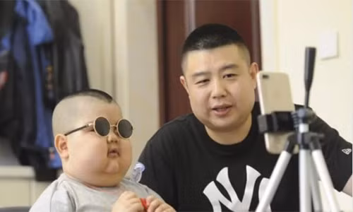 Cậu bé thường hay livestream cùng với bố trên các trang mạng xã hội và thu hút được sự chú ý của rất nhiều người.