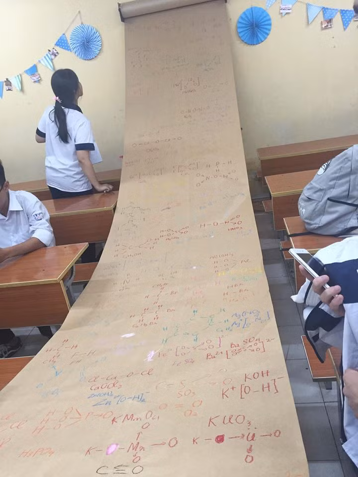 Có ngay "Chiếu dời đô" trong lớp, không sợ quên công thức Hóa học nữa.