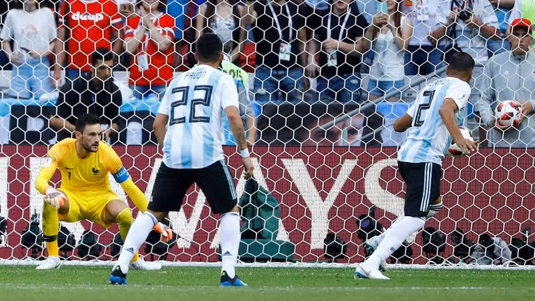Bàn thắng nâng tỷ số lên 2 - 1 mang đậm dấu ấn của Messi.