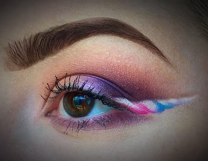 Vẽ eyeliner kiểu unicorn, xu hướng trang điểm nhất định bạn phải thử Hè này ảnh 6