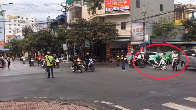 Nhóm phượt thủ đã ngang nhiên chặn xe đang lưu thông trên đường mà không có sự đồng ý từ bất kì cơ quan chức năng nào.
