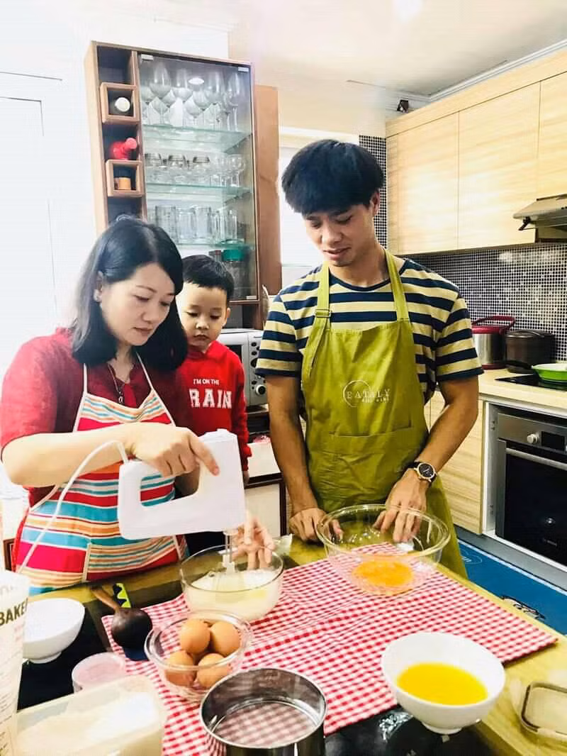 Công Phượng tranh thủ thời gian rảnh rỗi để vào bếp trổ tài làm bánh.