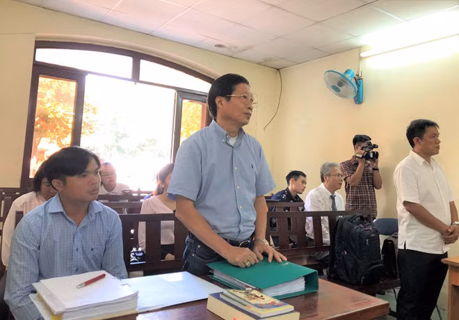 Ông Lê Linh (bìa phải) và đại diện bị đơn tại tòa.
